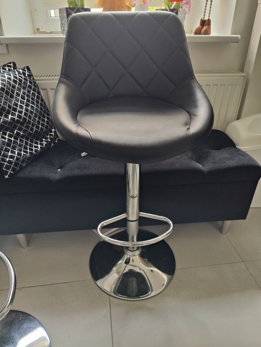 Stół , wyspa kuchenna + 4 hokery