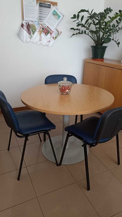 Mesa redonda em madeira e metal