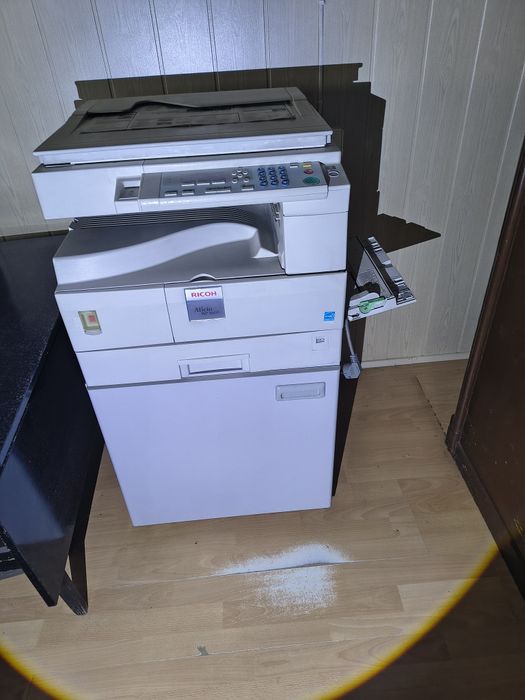 Drukarka biurowa Ricoh z szafką pod urządzenie