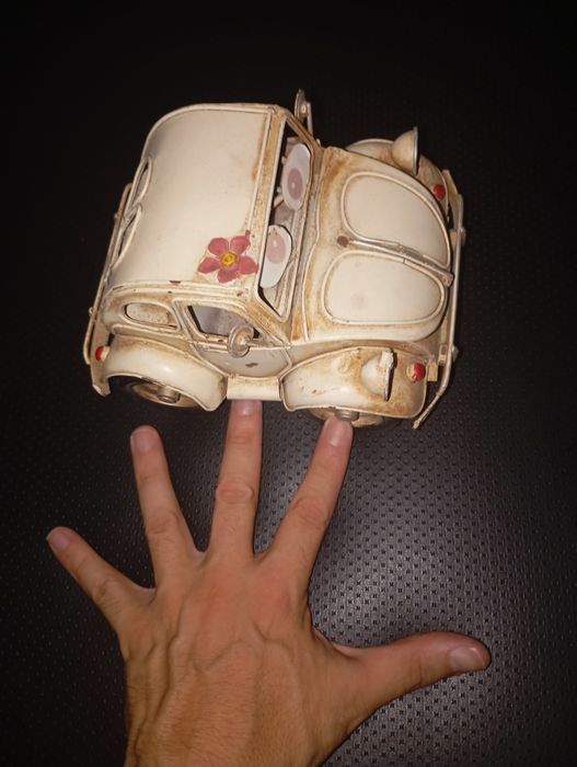 Carro em lata decorativo