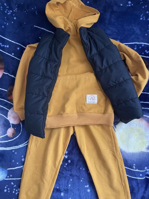 Костюм(весна)тройка,на мальчика