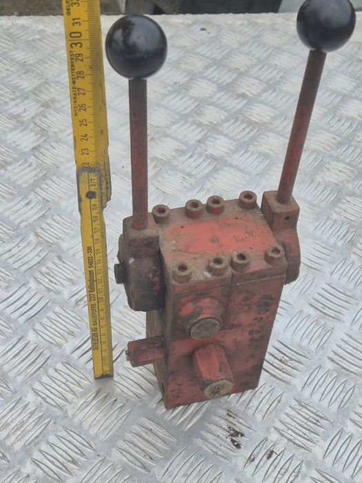 Rozdzielacz hydrauliczny dwusekcyjny