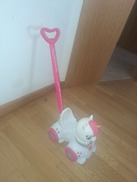 Brinquedo Unicornio com bebé incluído