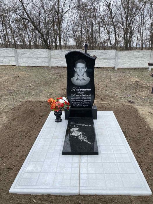 Пам’ятники з граніту. Виготовлення , вствновлення Камʼянське та обл.