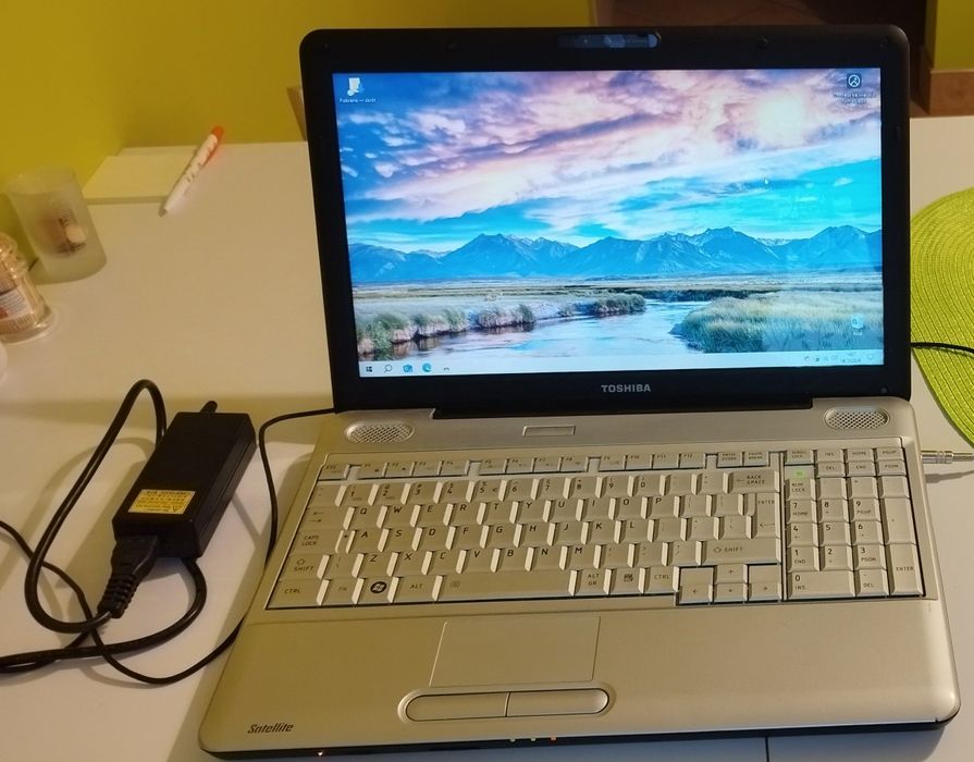 Laptop Toshiba Satellite L500 15,6" Pentium 2,1Ghz 4 + 2 GB RAM Win 10