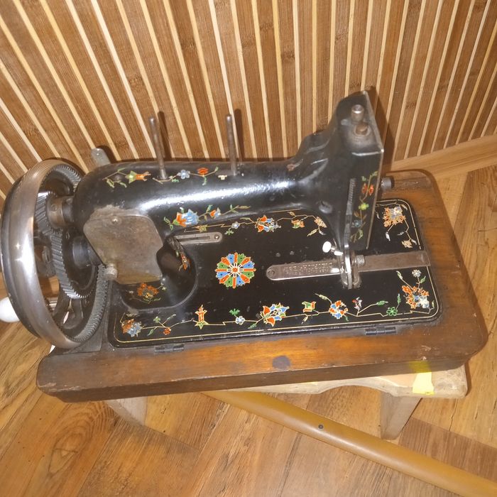 Продам антикварную швейную машинку VESTAZINHA