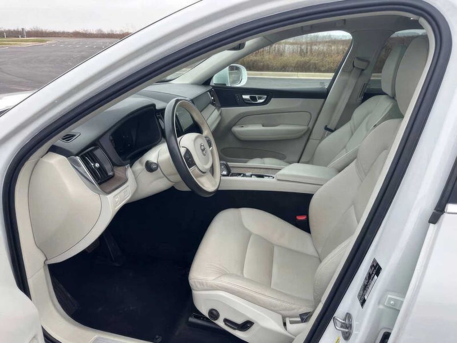 Volvo XC60 B5 Momentum      2022