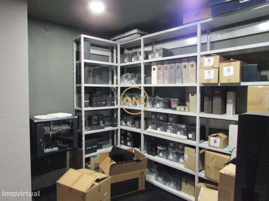 Pavilhão com área de escritório com 1153.5m2 e 6m de pé direito