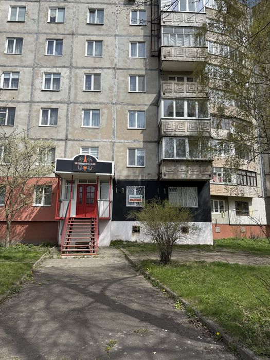 Приміщення у спальному районі на зупинці