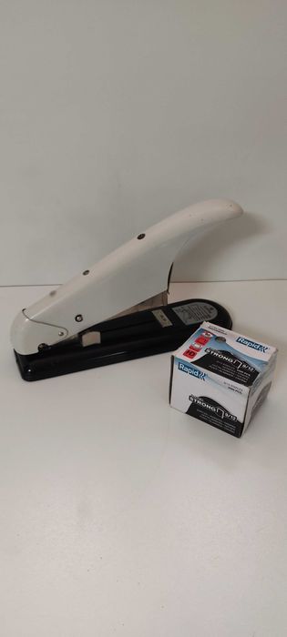Agrafador Rapid 9  branco  com caixa de 5000 agrafes