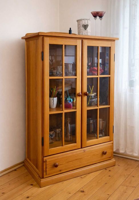 Witryna z litego drewna sosnowego – przeszklona, styl boho / vintage