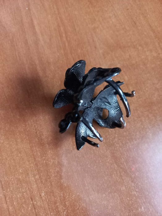 czarna spinka do włosów z motylem - motyl
