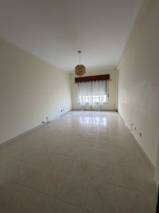 Apartamento T2, Rés-do-Chão, com boas áreas, bastante soalheiro e bem localizado. Fácil acesso a A2,  sito na quinta do lírios.