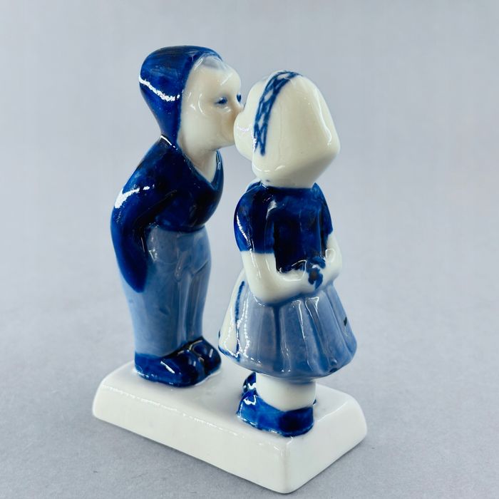 delft piękna porcelanowa figurka całująca się para