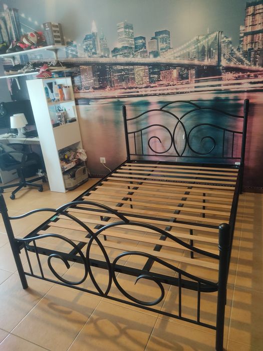 Cama em ferro com estrado