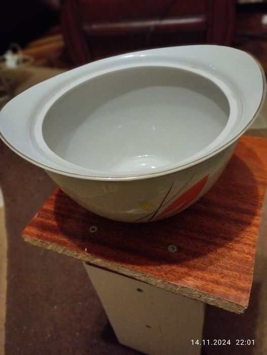 Супница фарфоровая.