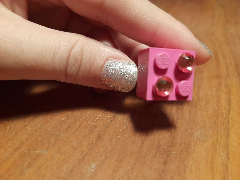Anel com Lego e "brilhante" amovível (autocolante).Há em várias côres.
