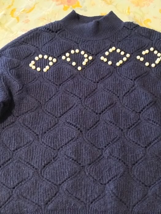 Granatowy sweter z perłami pól golf Savida  40 L