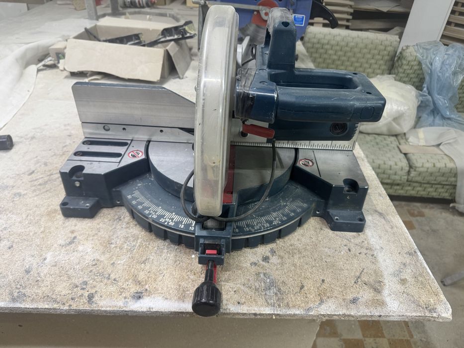 Торцовочная пила Bosch Professional GCM 12.