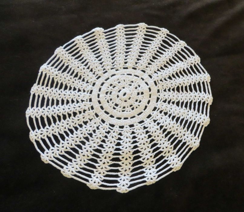 4 Napperons croché feitos à mão brancos Diâmetros: 29, 26, 24 e 20  cm