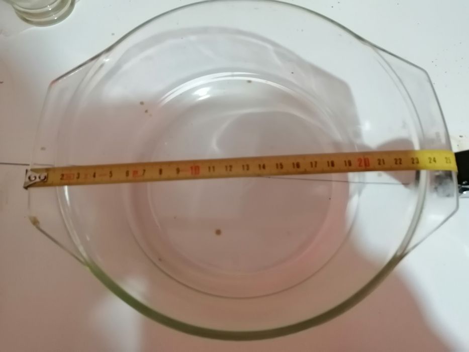 Várias travessas de vidro