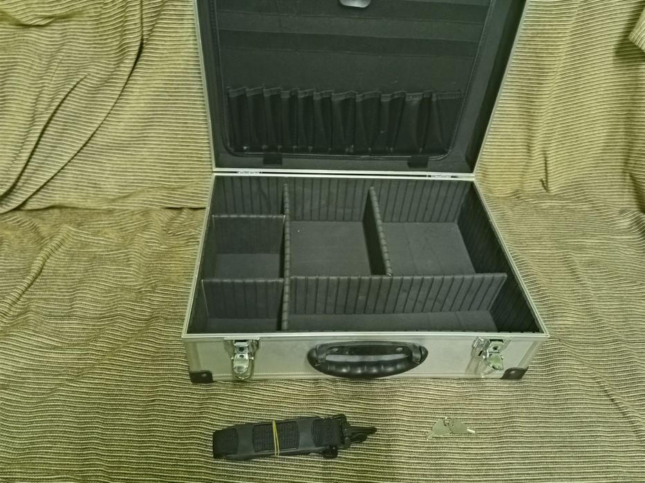 Продам чемодан великий