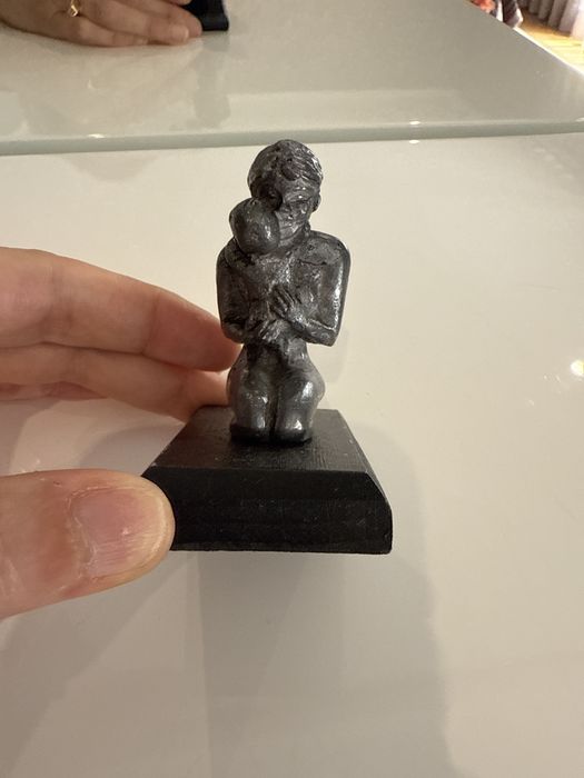 Estatueta mãe abraça filho