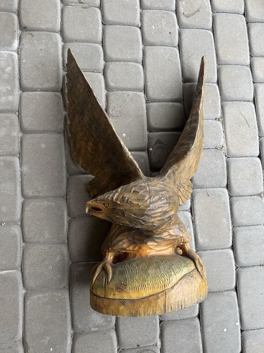 Орел деревʼяний виріб