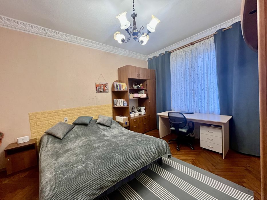 3к з роздільними кімнатами . Площа Маяковського .