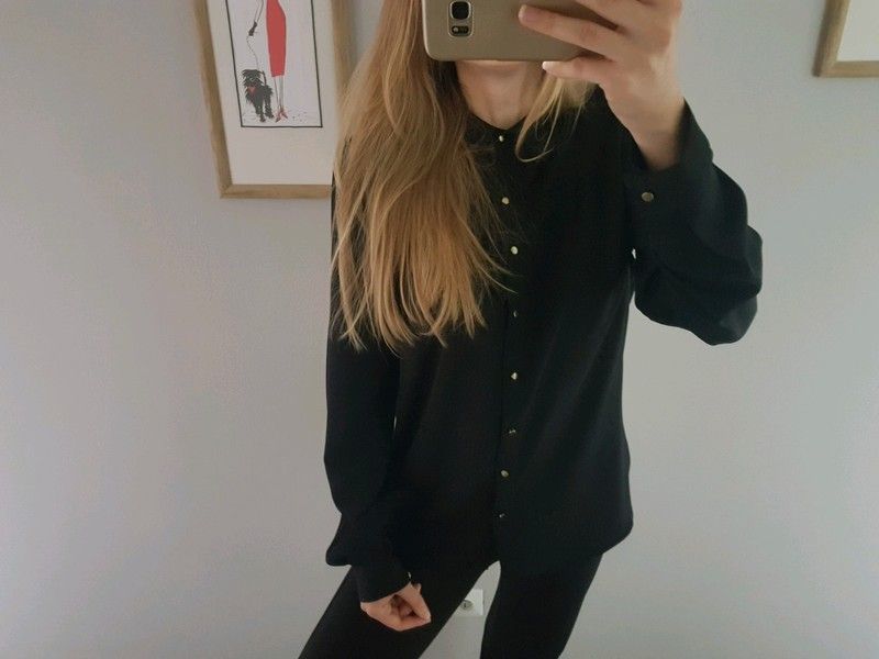 Czarna koszula oversize ze złotymi guziczkami