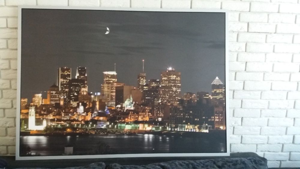 miasto nad rzeką nocą