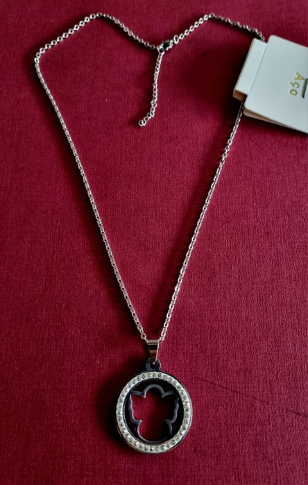 Colar prateado, em aço, pingente de anjinho rodeado de zirconias