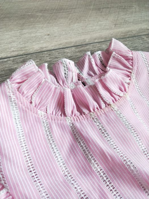 Розовая блузка с рюшами