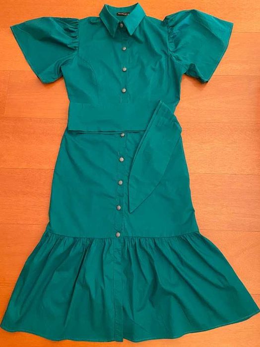 Vestido midi, decote costas. Tamanho M. Novo