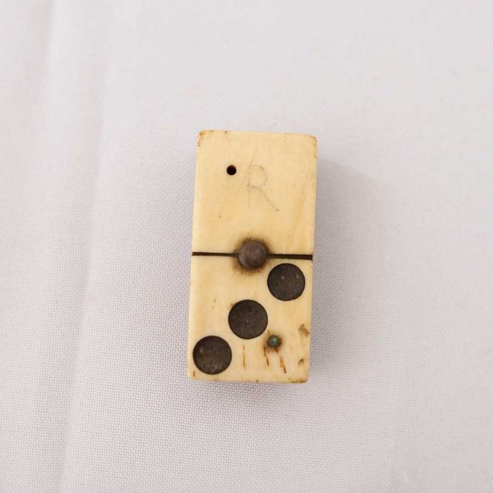 Dominó antigo e completo em osso e madeira