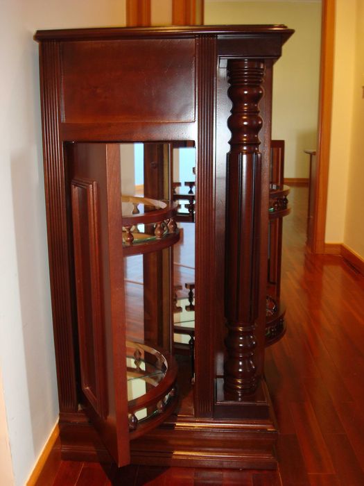 Elegante e discreto móvel bar em madeira de mogno maciço