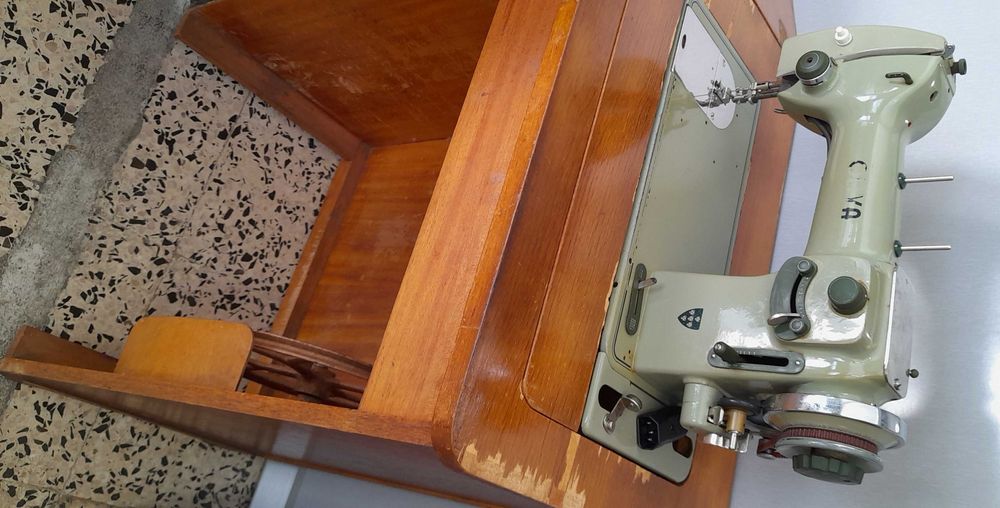 Máquina de Costura 'Oliva'