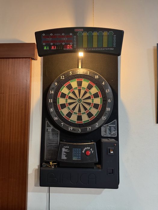 Snooker, maquina de setas e maquina de arcade multi jogos.