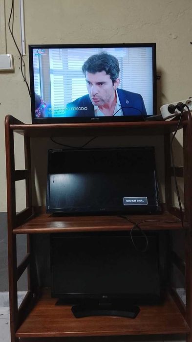 Estante + 3 televisões