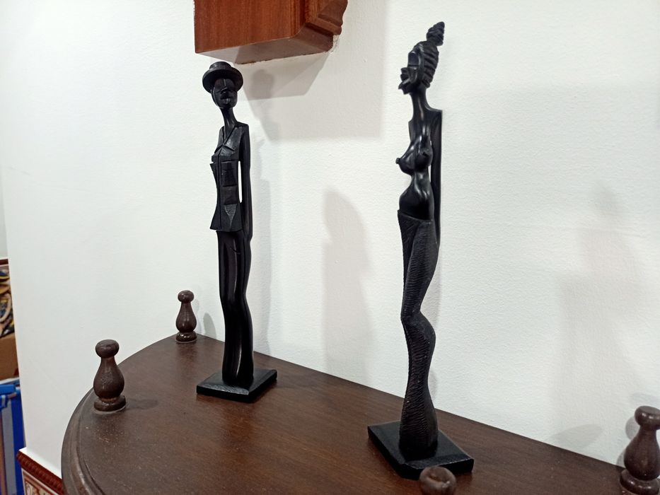 Estatuetas estátuas africanas esculpidas em madeira Pau preto casa quarto apartamento vivenda carro cozinha escritório gabinete sala.