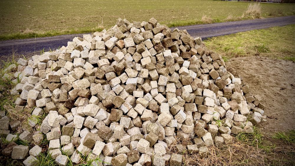 Kostka granitowa szaro rdzawa