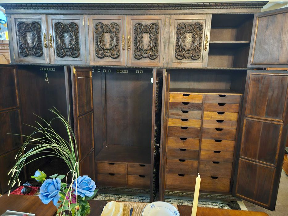 Enormíssimo roupeiro antigo em madeira maciça trabalhada - óptim