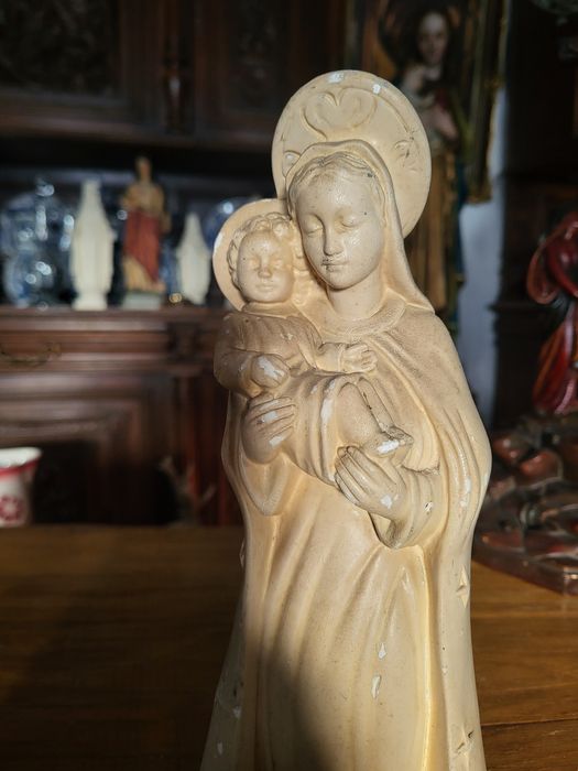 Stara figurka Maryja z dzieciątkiem Jezus