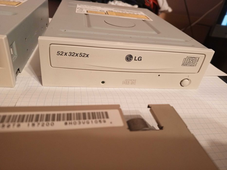 2 Odtwarzacze CD LG - 02' i 04' - cena za 2