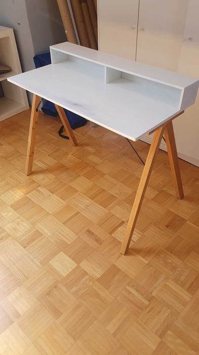 Biurko białe  z nadbudowa