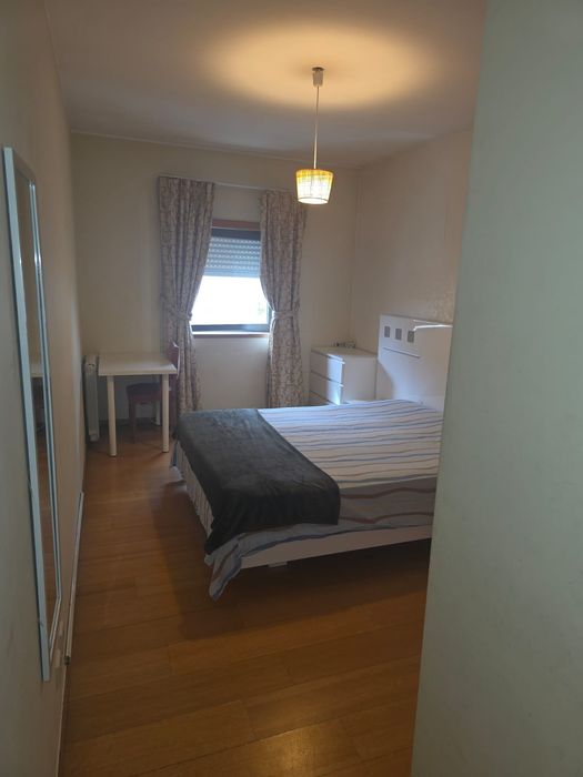 Alugo quarto para casal com suit,  junto a paragem do metro .