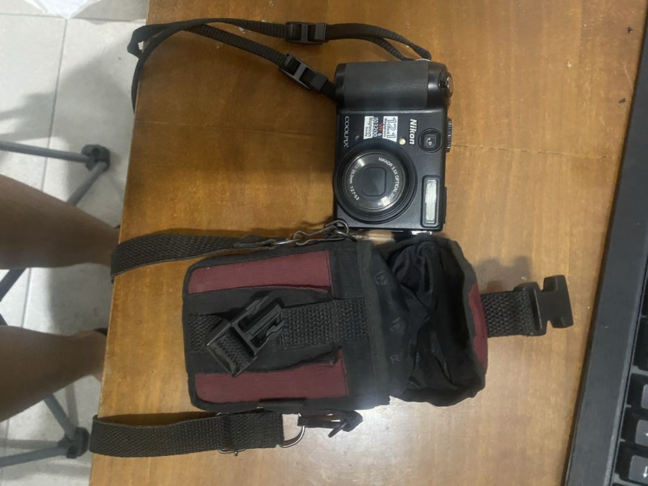 Продам потужну камеру Nikon у працюючому стані, з комплектом.