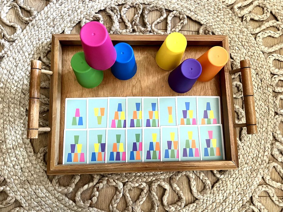 Jogo de Copos – Desafio de Cores e Padrões  - Montessori