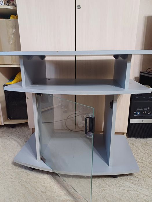 Тумба та монітор