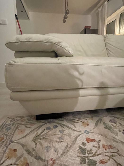 sofa de pele verdadeira com estrutura em madeira